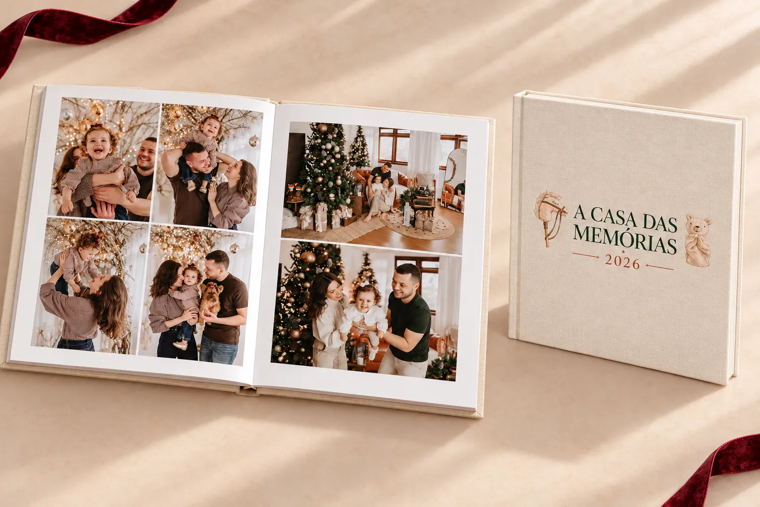Álbum aberto mostrando duas páginas com fotos da família, ao lado da capa dura personalizada com o lockup A Casa das Memórias 2026 em verde, um cavalinho e um ursinho ilustrados